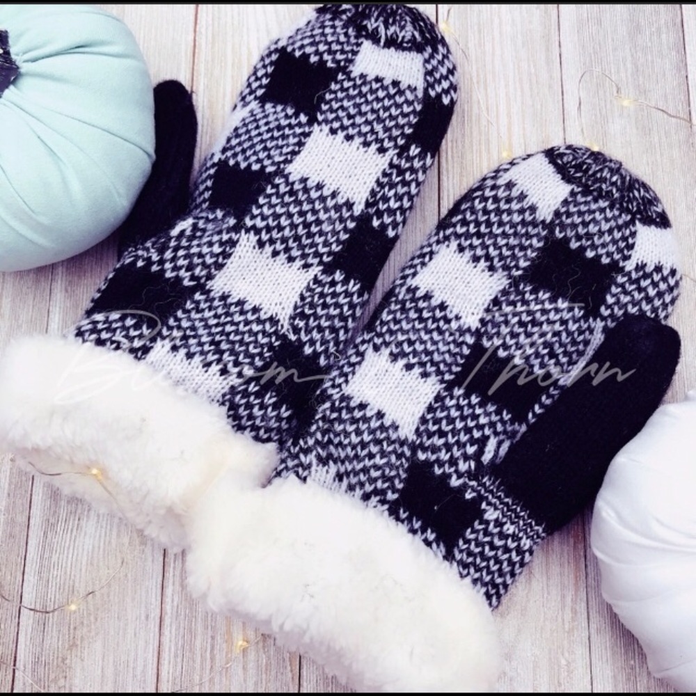 🎄🎉Buffalo Check Mittens🎄🎉